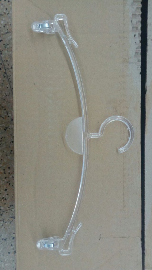 123. 136 perchas para ropa de niño