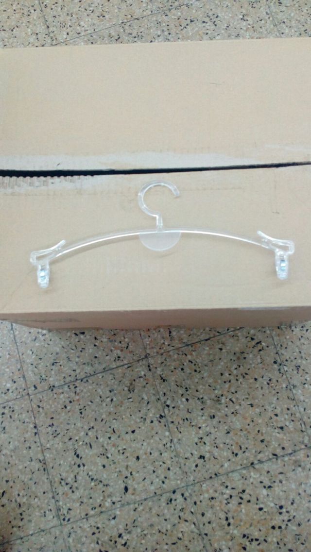 123. 136 perchas para ropa de niño