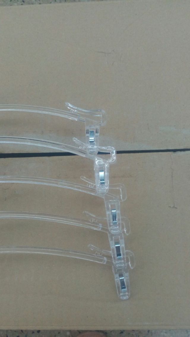 123. 136 perchas para ropa de niño