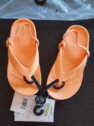 Chanclas Crocs mandarina T.26\\/27 NUEVAS de segunda mano por 16 EUR en  Alcobendas en WALLAPOP
