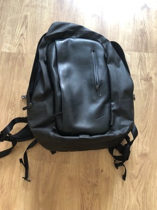 Mochila Nike piel negra de segunda mano por 25 EUR en Barcelona en WALLAPOP