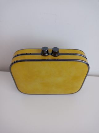 Bolso de fiesta color mostaza de segunda mano por 10 EUR en A Coruña en  WALLAPOP