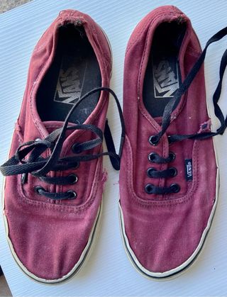 Vans Authentic burdeos de segunda mano por 10 EUR en Barakaldo en WALLAPOP