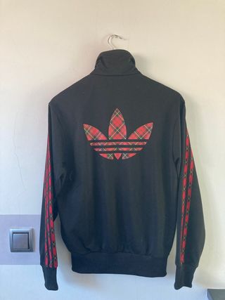 Chandal Adidas con flores de segunda mano en WALLAPOP