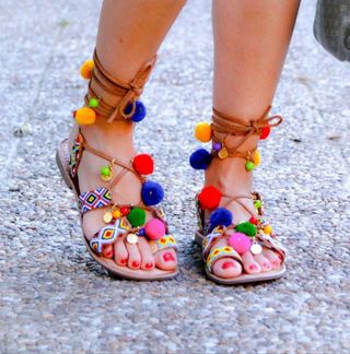 Sandalias pompones colores Gioseppo de segunda mano por 30 EUR en Ourense  en WALLAPOP