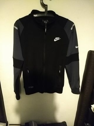 Conjunto de chándal Nike reflectante de segunda mano por 15 EUR en Sant  Antoni de Portmany en WALLAPOP