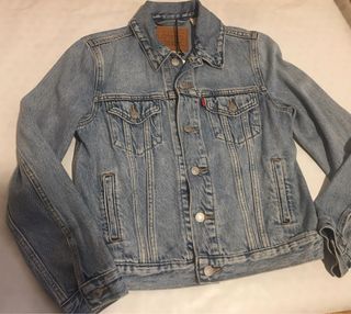 Cazadora mujer Levis de segunda mano en WALLAPOP