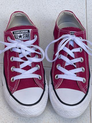 Converse All Star granate negociable de segunda mano por 25 EUR en Leganés  en WALLAPOP