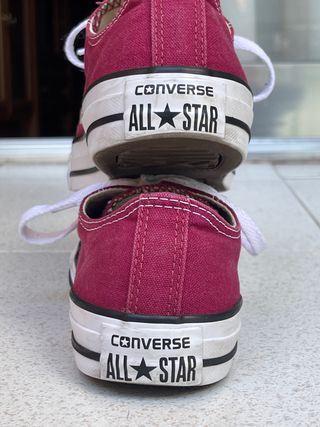 Converse All Star granate negociable de segunda mano por 25 EUR en Leganés  en WALLAPOP