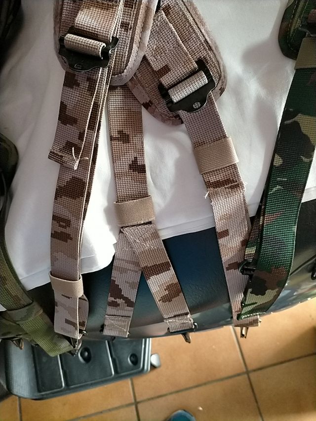 Trinchas ejercito árido pixelado.