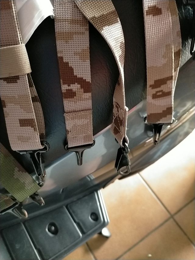 Trinchas ejercito árido pixelado.