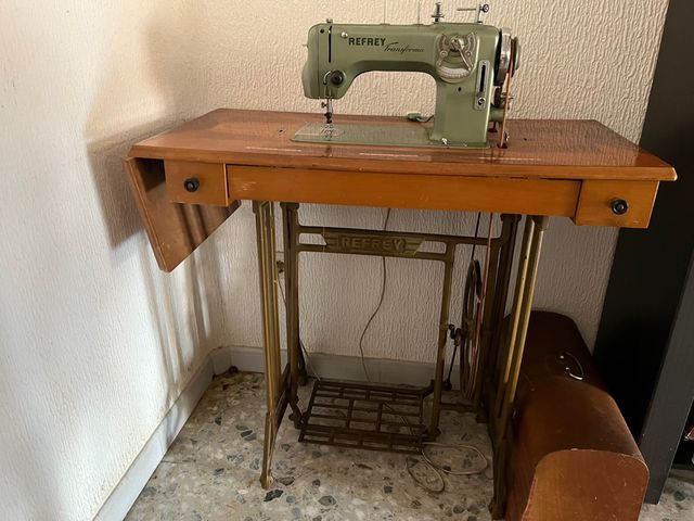 Màquina de coser marca Refrey