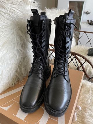 BOTAS PIEL NEGRAS 38 de segunda mano por 35 EUR en Madrid en WALLAPOP