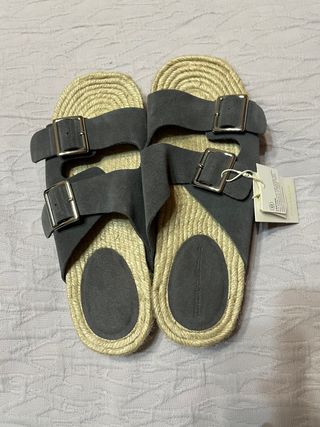 Sandalias talla 41 de segunda mano por 25 EUR en Pontevedra en WALLAPOP