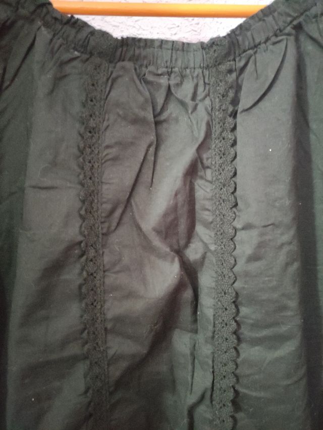 vestido negro estilo veraniego