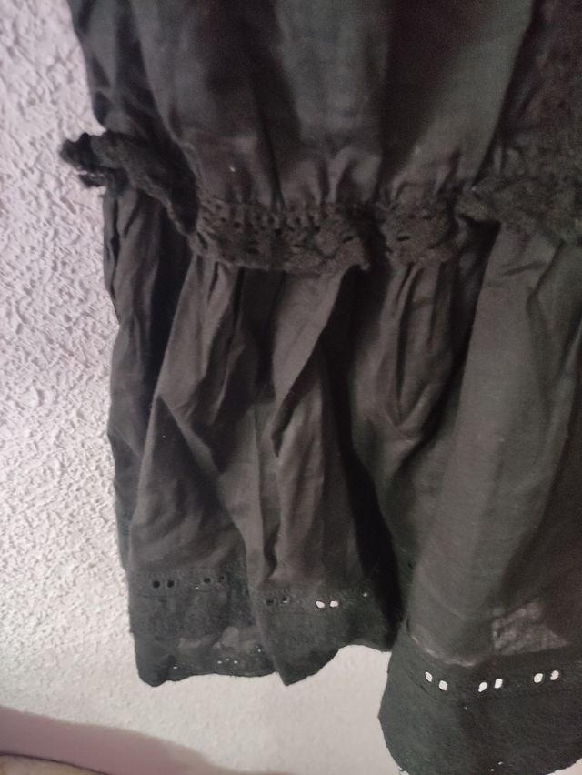 vestido negro estilo veraniego