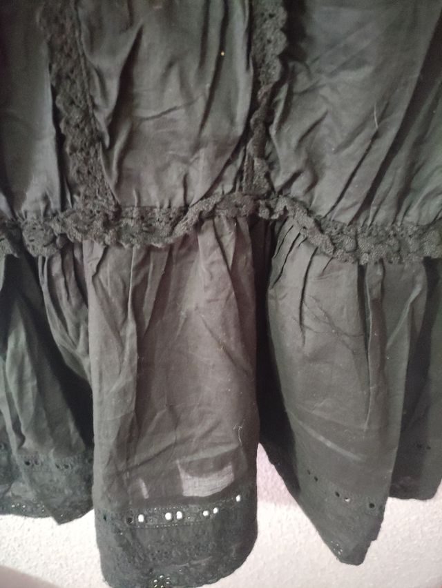 vestido negro estilo veraniego