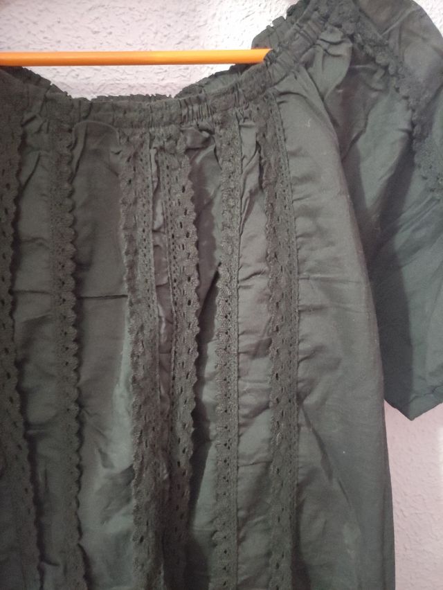 vestido negro estilo veraniego