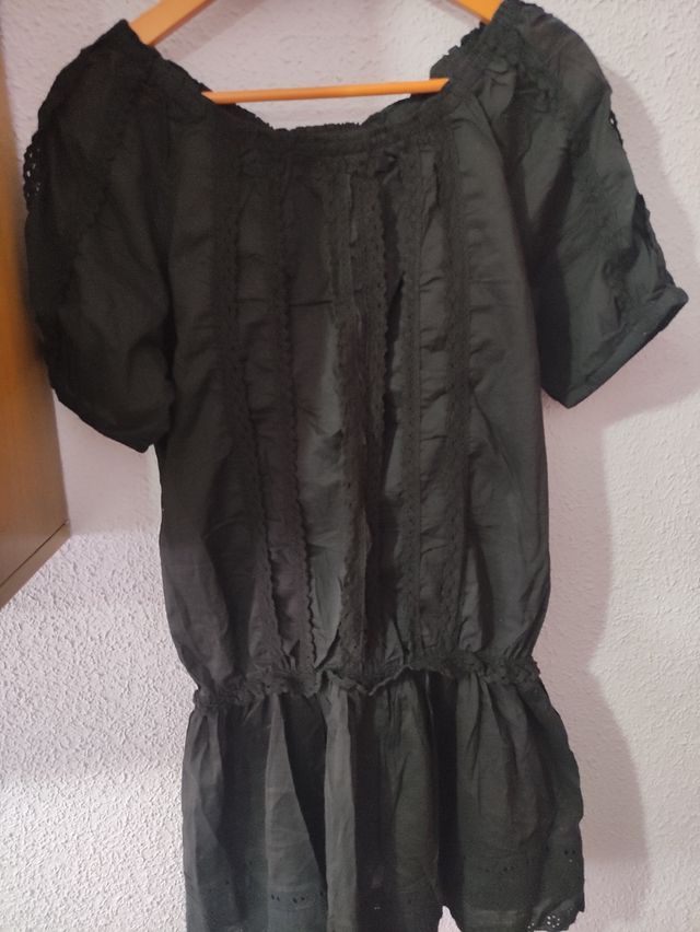 vestido negro estilo veraniego