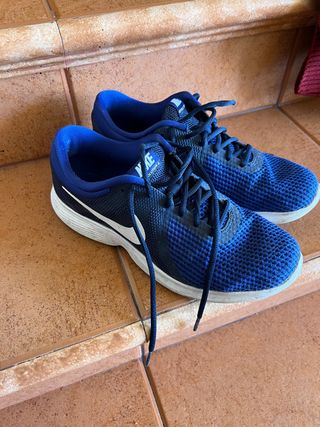 Zapatillas Nike Revolution 4 talla 41 de segunda mano por 15 EUR en Vigo en  WALLAPOP