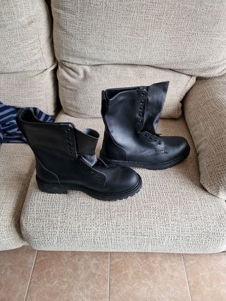 Botas militares talla 45 de segunda mano por 35 EUR en Rubí en WALLAPOP