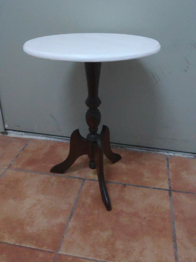 Bonita mesa tipo velador.