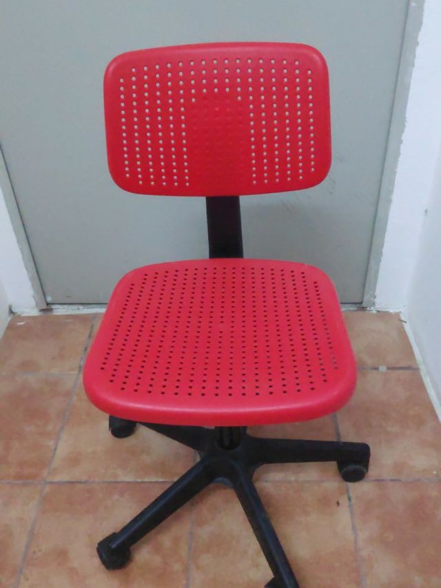 Silla giratoria y regulable en altura.