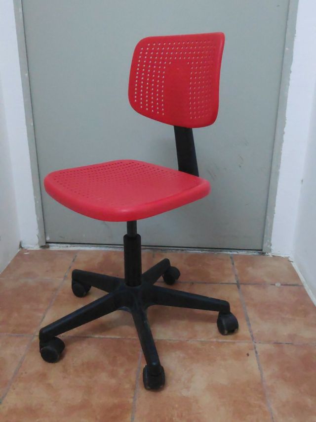 Silla giratoria y regulable en altura.