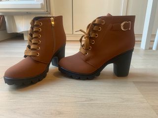 Botines de tacón con cordones de segunda mano en WALLAPOP