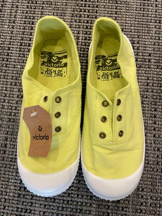 Zapatillas NUEVAS Victoria. Talla 34 de segunda mano por 20 EUR en Bilbao  en WALLAPOP