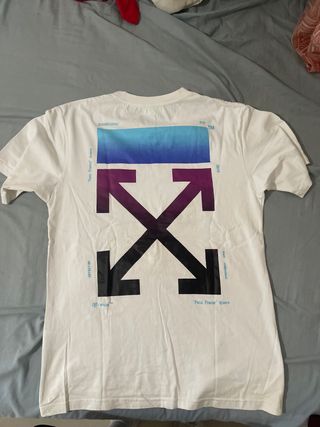Camiseta off white de segunda mano por 10 EUR en Santa Cruz de Tenerife en  WALLAPOP