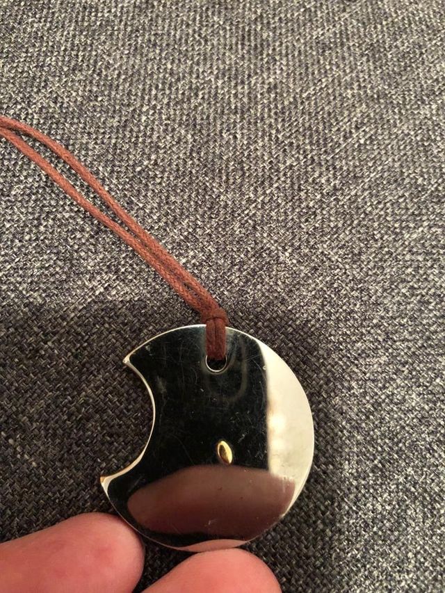 Atractivo acero y dorado