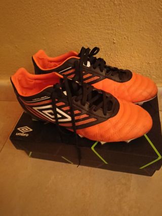Botas futbol césped artificial Umbro talla 42 de segunda mano por 10 EUR en  Galapagar en WALLAPOP