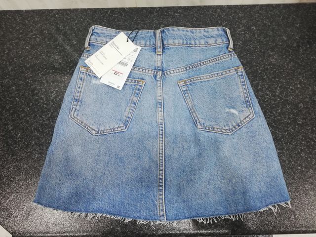 Falda vaquera nueva de Bershka.