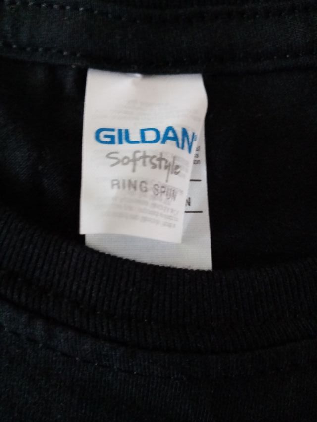 CAMISETA GILDAN CON ESTAMPADO