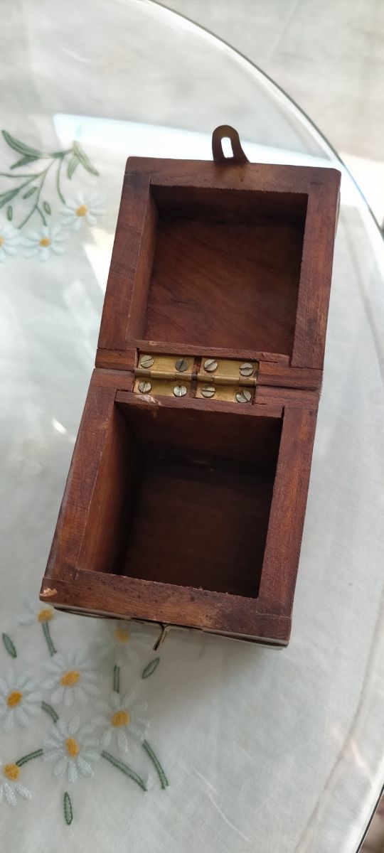 Cajita madera tallada y latón