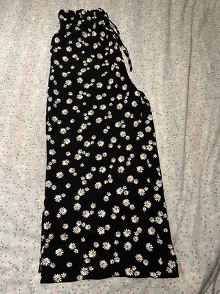 Pantalones margaritas Stradivarius nuevos de segunda mano por 4 EUR en La  Bisbal d\\'emporda en WALLAPOP