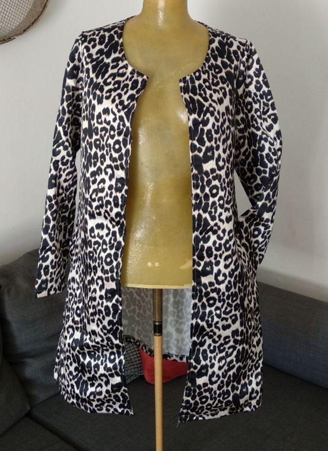 Chaqueta fina estampado leopardo elegante