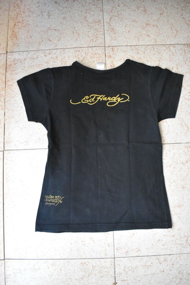 Camiseta negra con cuero