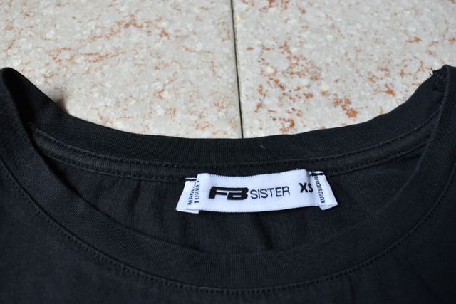 Camiseta negra con raya blanca y rayas rojas