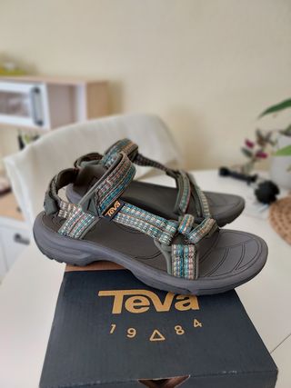 Sandalias trekking Teva de segunda mano por 55 EUR en Alcalá de Henares en  WALLAPOP