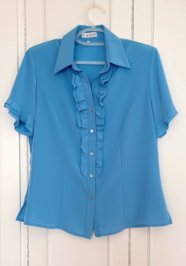 BLUSA CON VOLANTES. Manga Corta. T 44