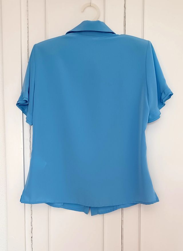 BLUSA CON VOLANTES. Manga Corta. T 44