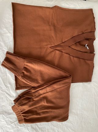 Set Chándal Marrón ZARA de segunda mano por 10 EUR en Madrid en WALLAPOP