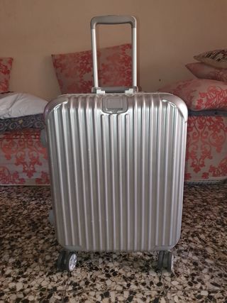 Maleta Mediana de segunda mano por 40 EUR en Málaga en WALLAPOP