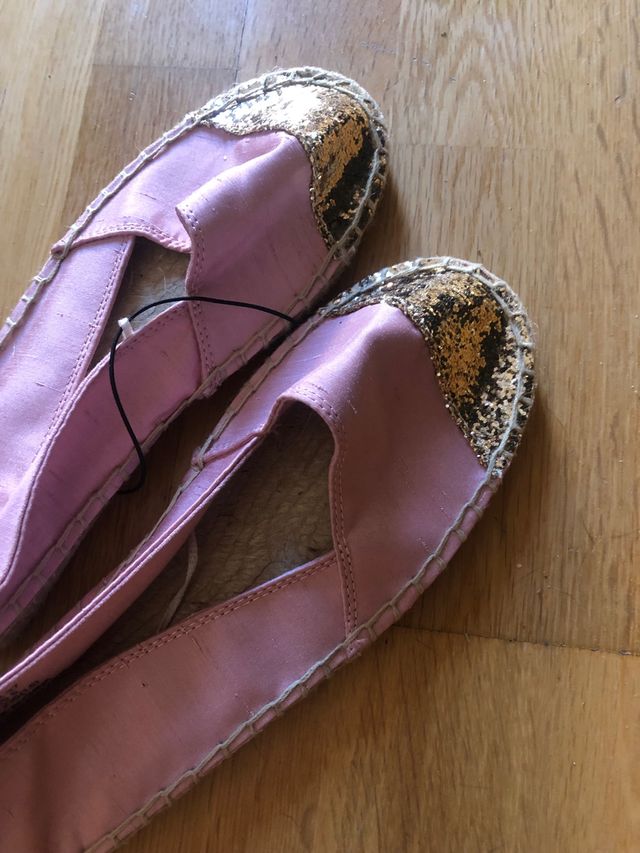 Alpargatas rosa y dorado de H&M