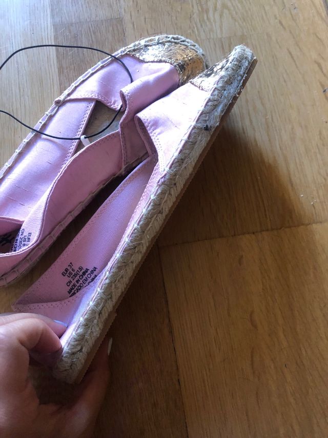 Alpargatas rosa y dorado de H&M