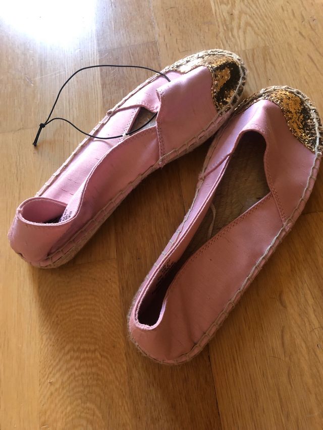 Alpargatas rosa y dorado de H&M