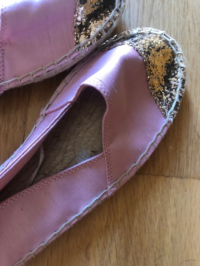 Alpargatas rosa y dorado de H&M