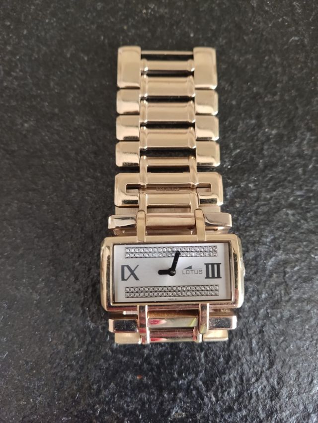 reloj lotus dorado